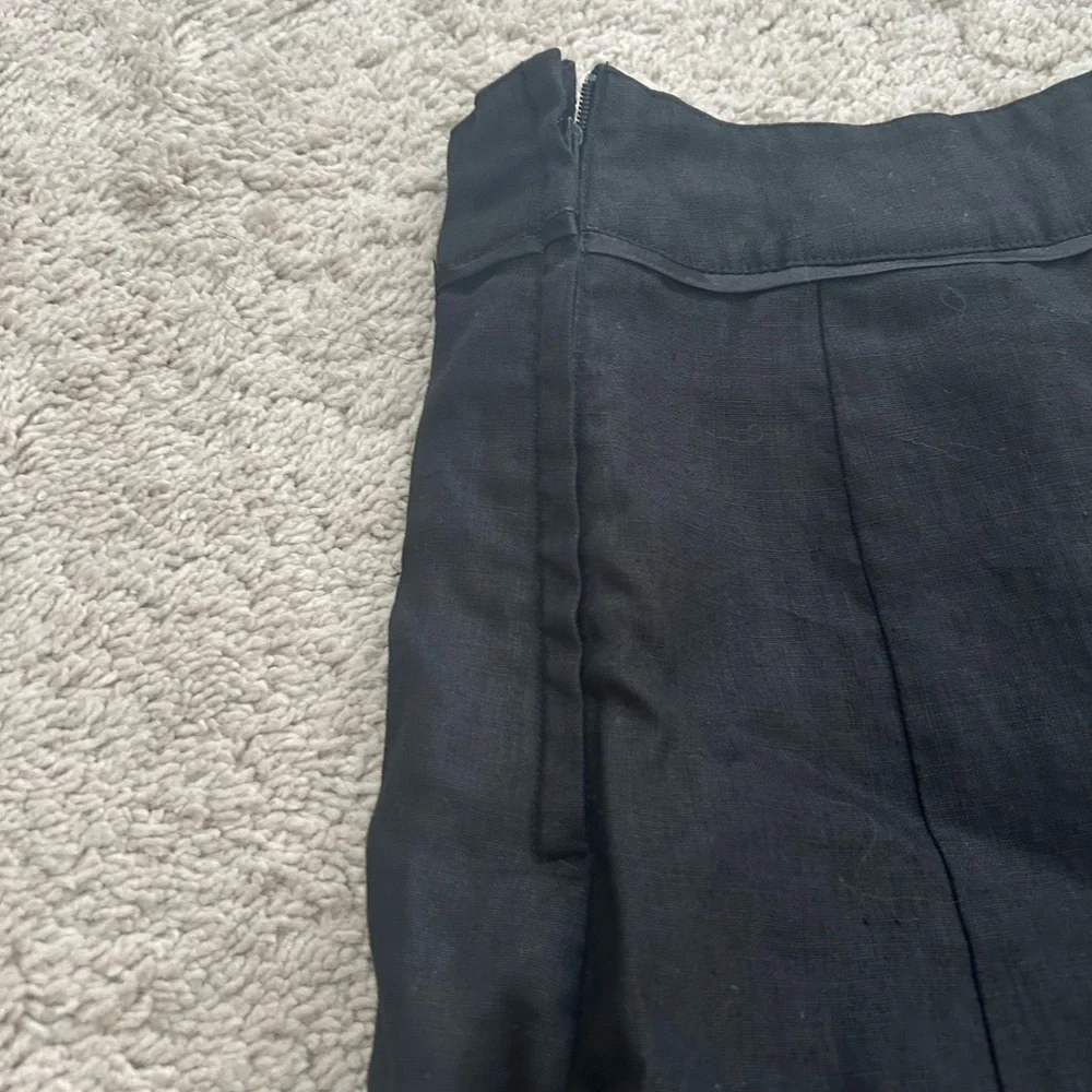 H&M Women’s flowing flare black skirt in size 4. Lined